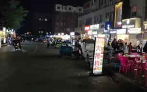 Скачать видео: 安徽芜湖的夜市有多繁华，人山人海美女如云，现场真是太火爆了。