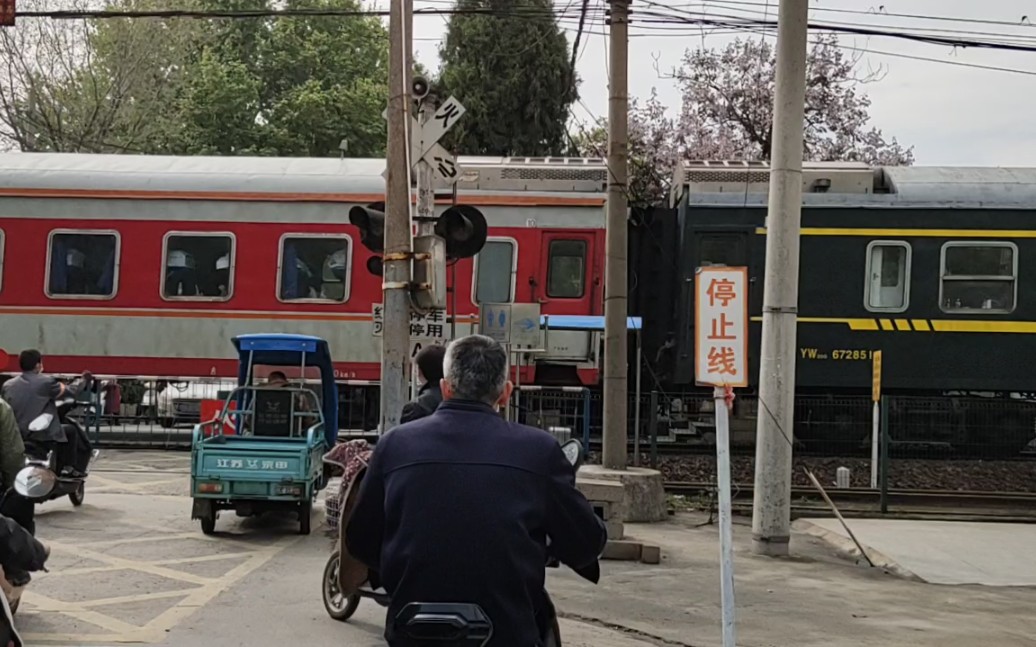 东风11型内燃机车牵引k101次列车三台路道口通过终于拍到客运列车了