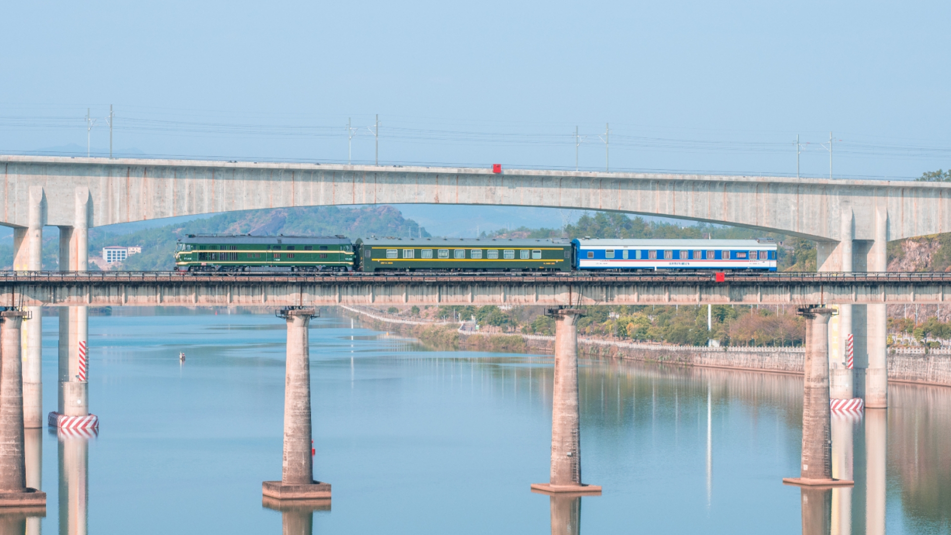 df4b牵引广梅汕小客车专列抵达龙川