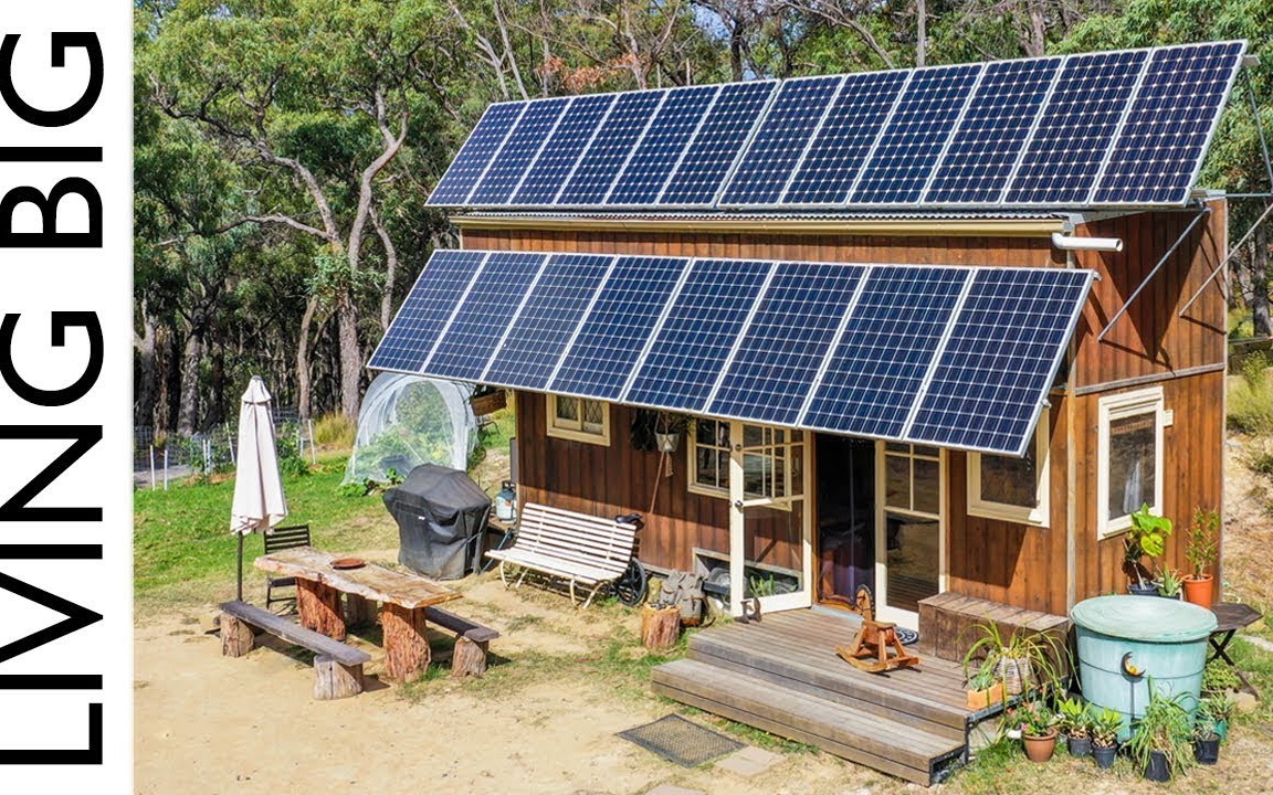 庞大的太阳能系统支撑的小屋 - $10,000 off-the-grid tiny house