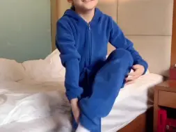 可爱弟弟在房间里拉伸