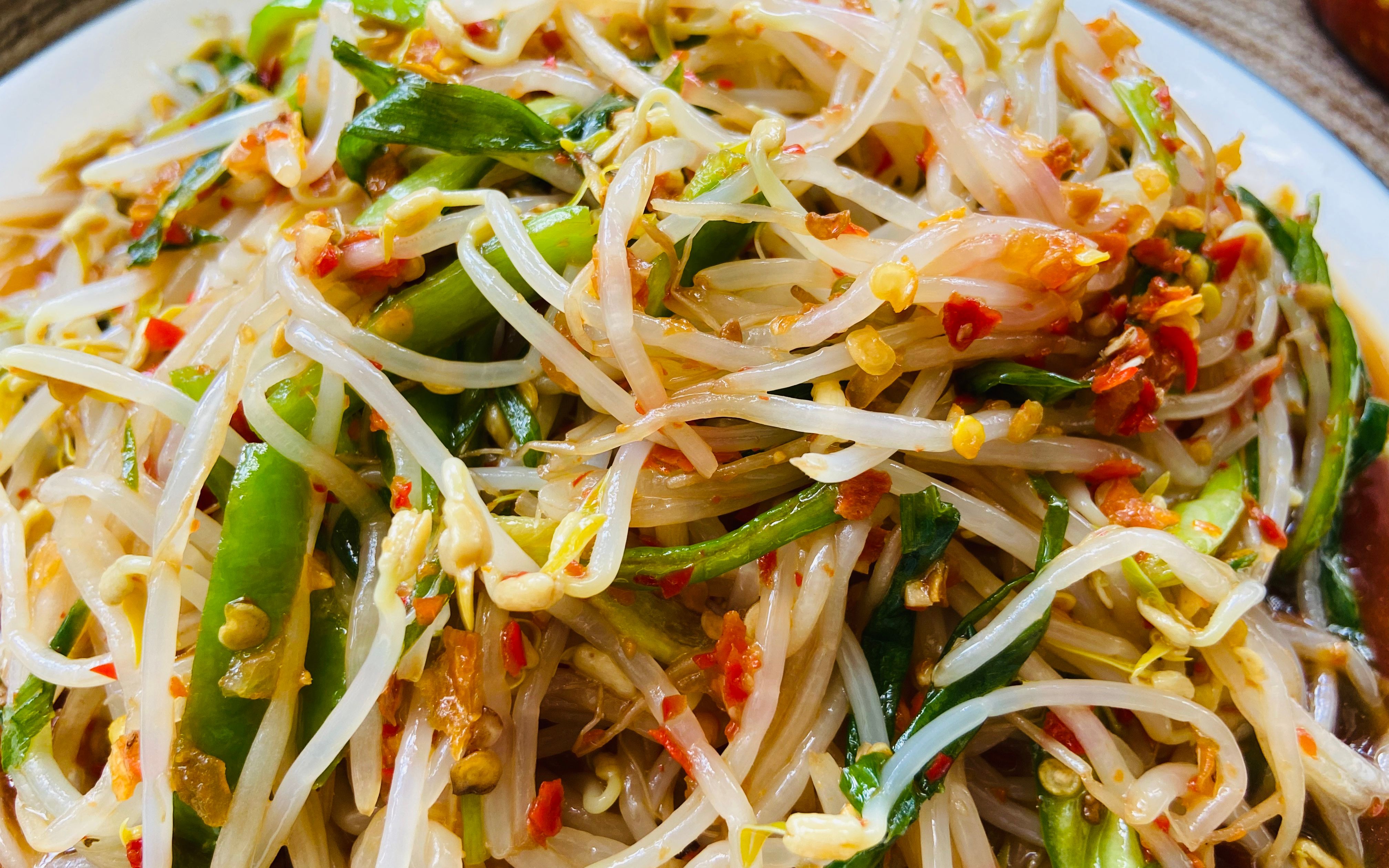 酸辣拌豆芽,简单好吃不长胖!夏天这样吃最爽