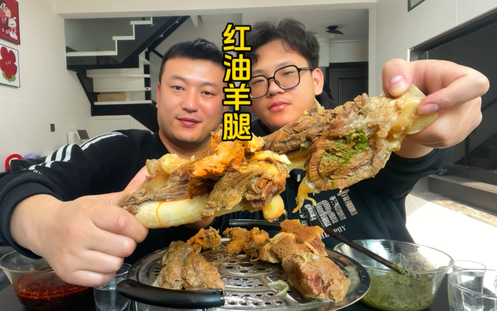 小舅子爱吃肉,做整只羊腿肉,蘸红油捧着吃,真过瘾哔哩哔哩bilibili