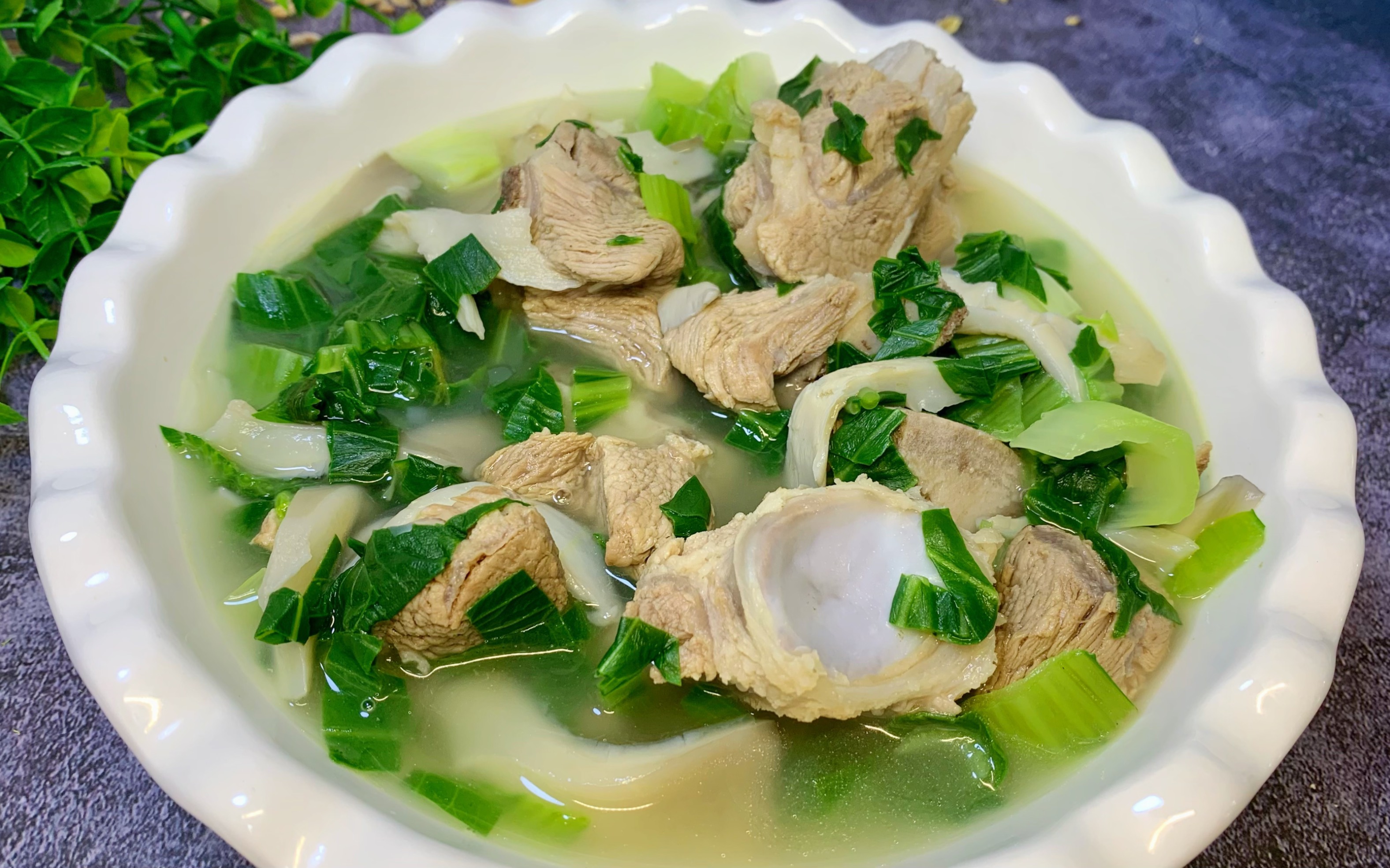 我家孩子最爱喝的青菜骨头汤这样炖,汤鲜味美,营养丰富又好喝