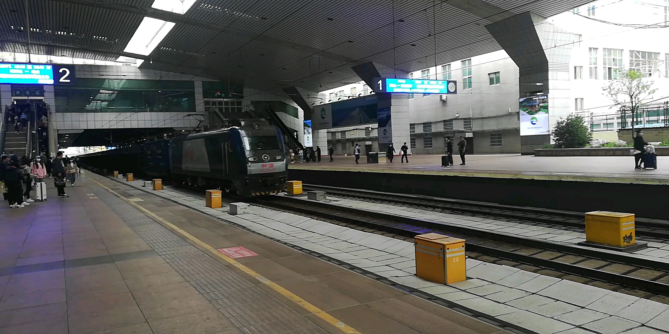 【罕见】济局青段hxd3牵引货列通过济南一场两道