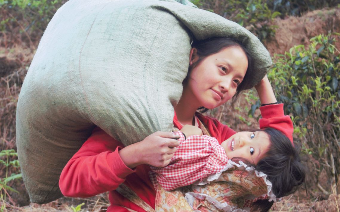 这才是真实的农村女人,前背娃娃后背茶,一天挣30块!