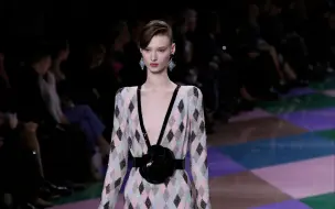 Descargar video: Armani Privé 2023春夏高级定制系列 | 官方超清