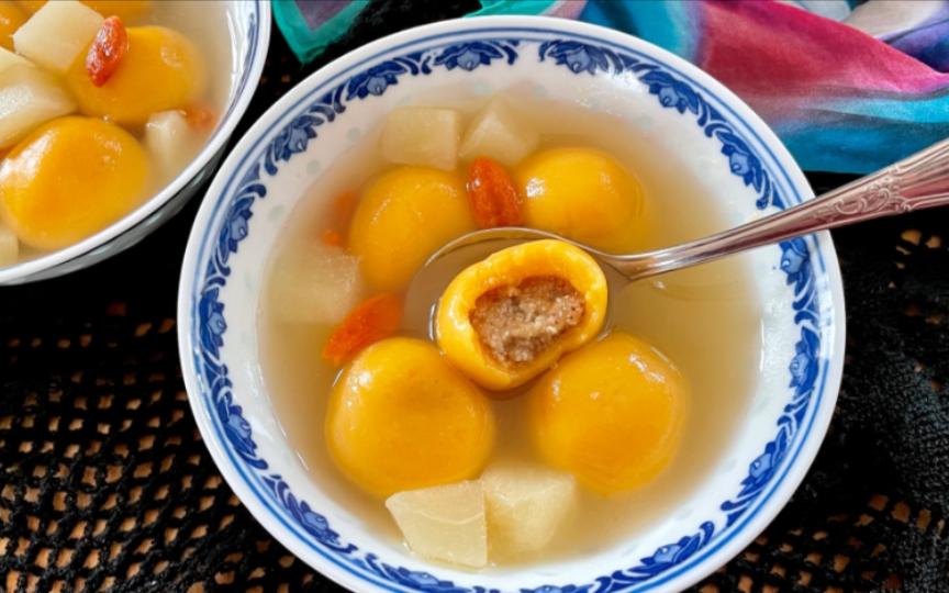 冬天到煮糖水,红薯花生汤圆暧到心,加个梨,营养美味又清肺