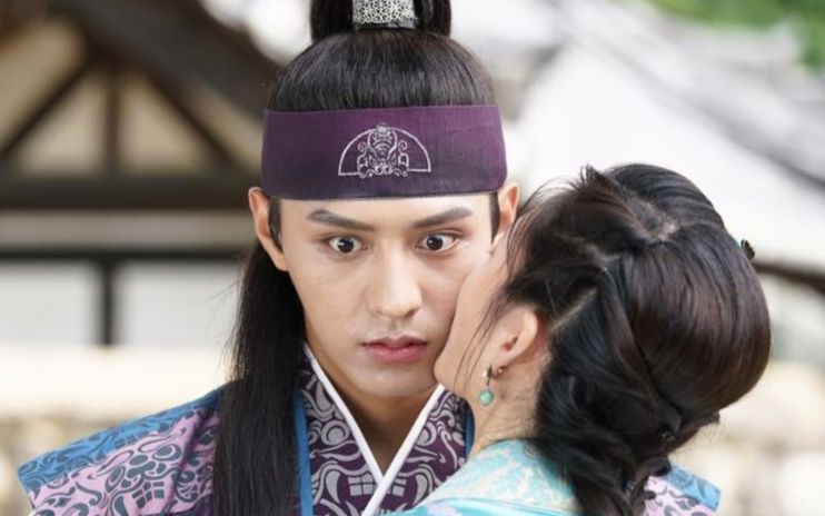 朴氏泮流一个霸道的反手把守莲妹子这样那样并没有亲了吻戏啊吻戏花郎