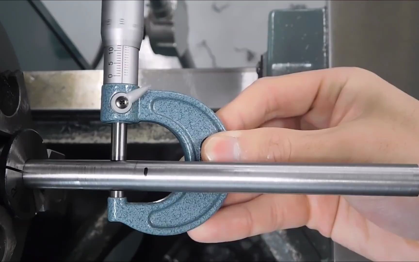 师傅用车床加工卡盘扳手,高超技术,一气呵成
