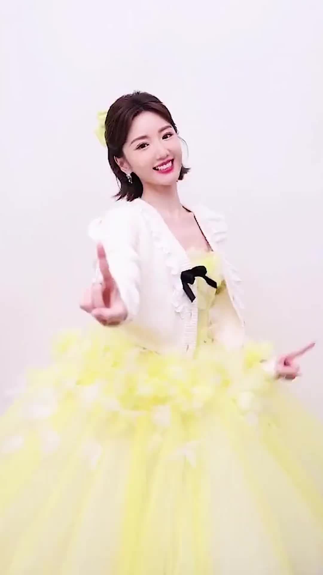 毛晓彤天使的笑容特治愈恭贺新年喝大彩