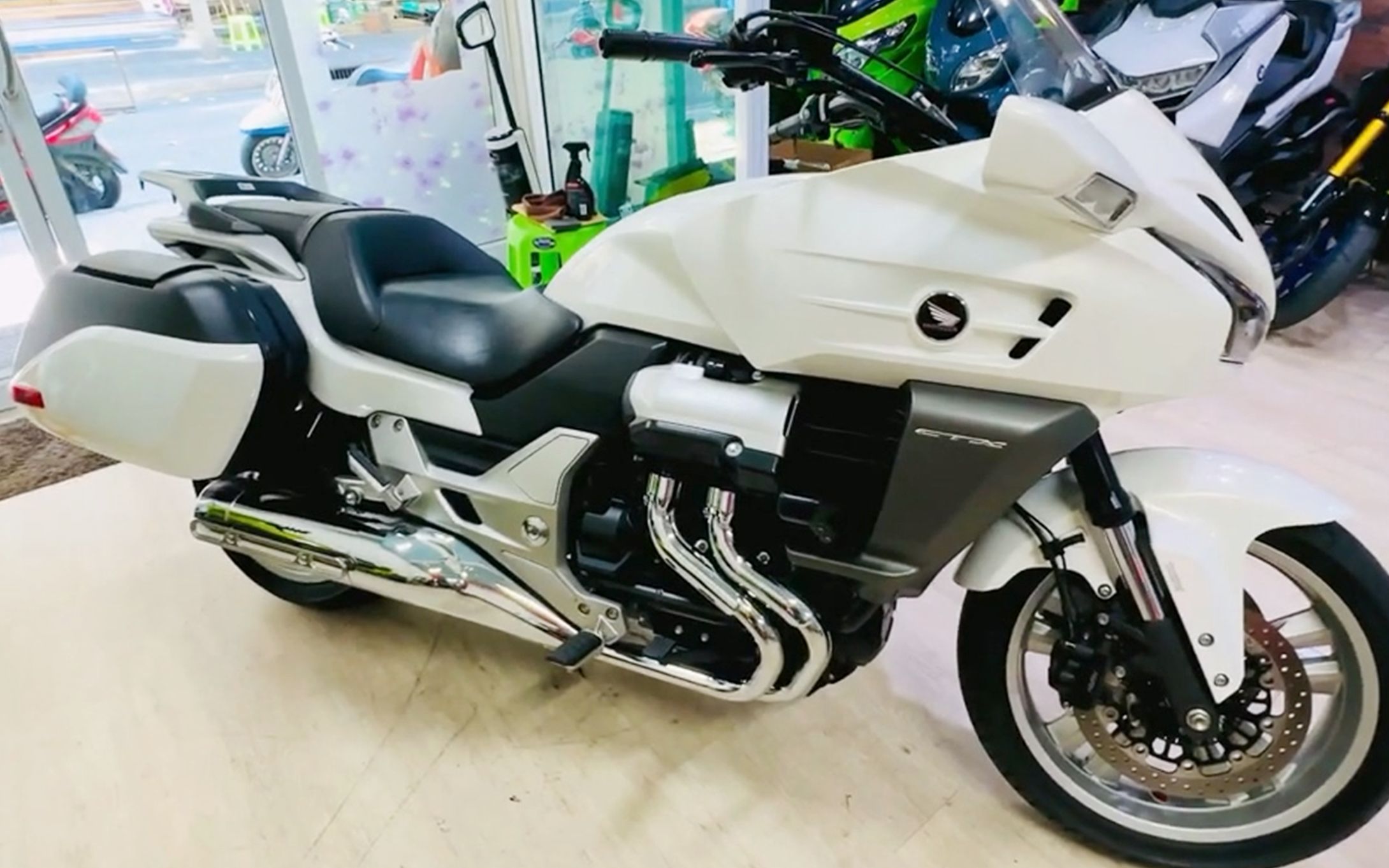 本田小金翼旅行摩托,v4引擎 轴传动,标配两箱,有abs,摩旅神器