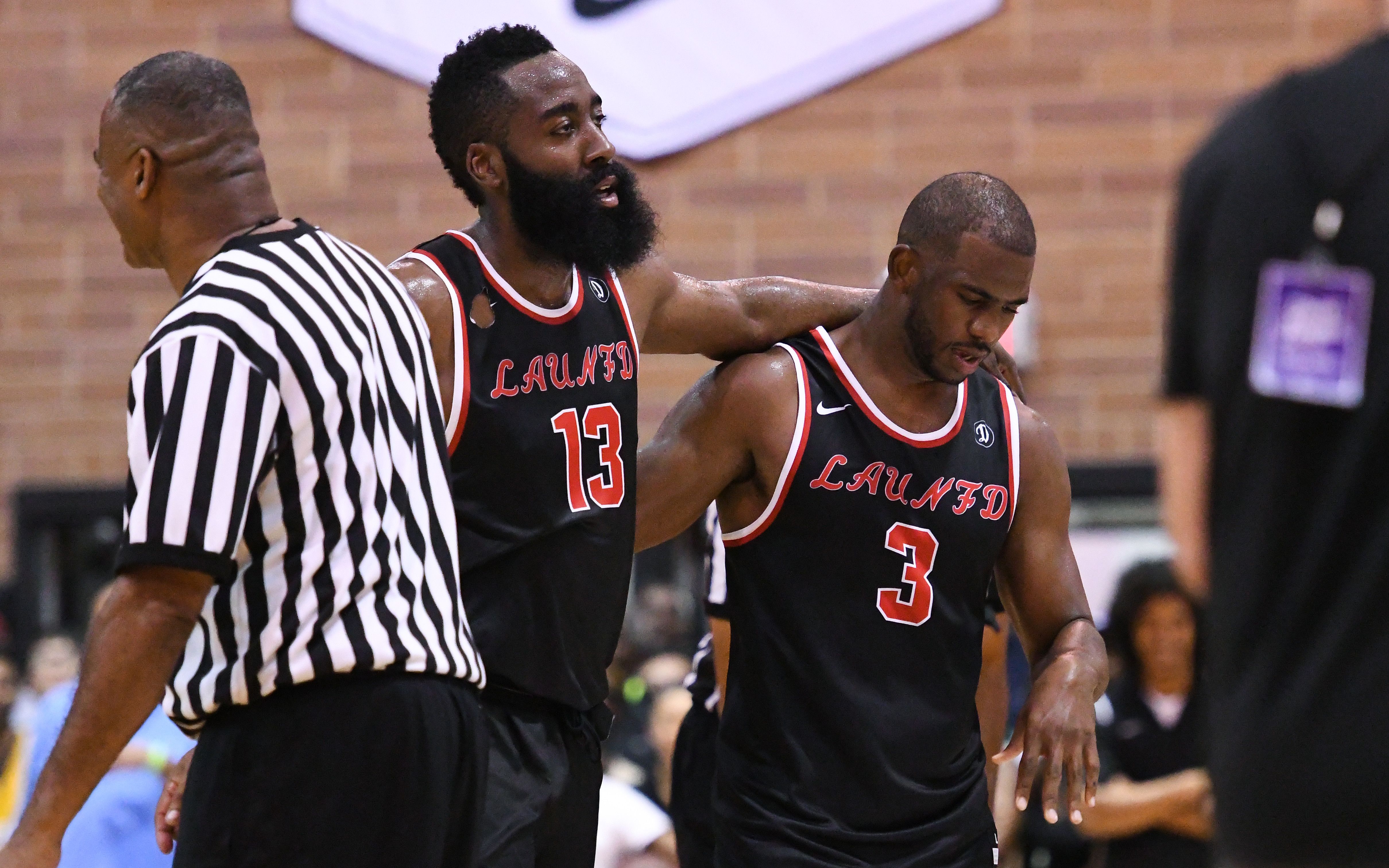 詹姆斯哈登保罗组队打德鲁联赛韦德场边观战