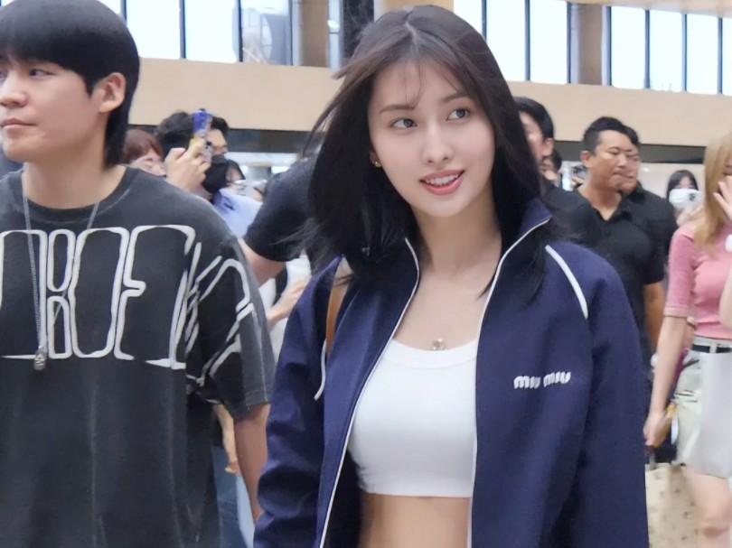 momo的眼神诱惑魅力,独特的女神气质!#完美身材 #twice #平井桃