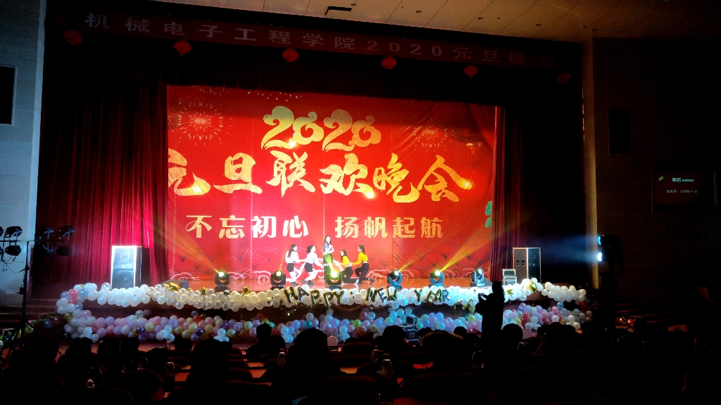 rumor翻跳爷青回大学最喜欢的一个舞台怀念我的小姐妹们