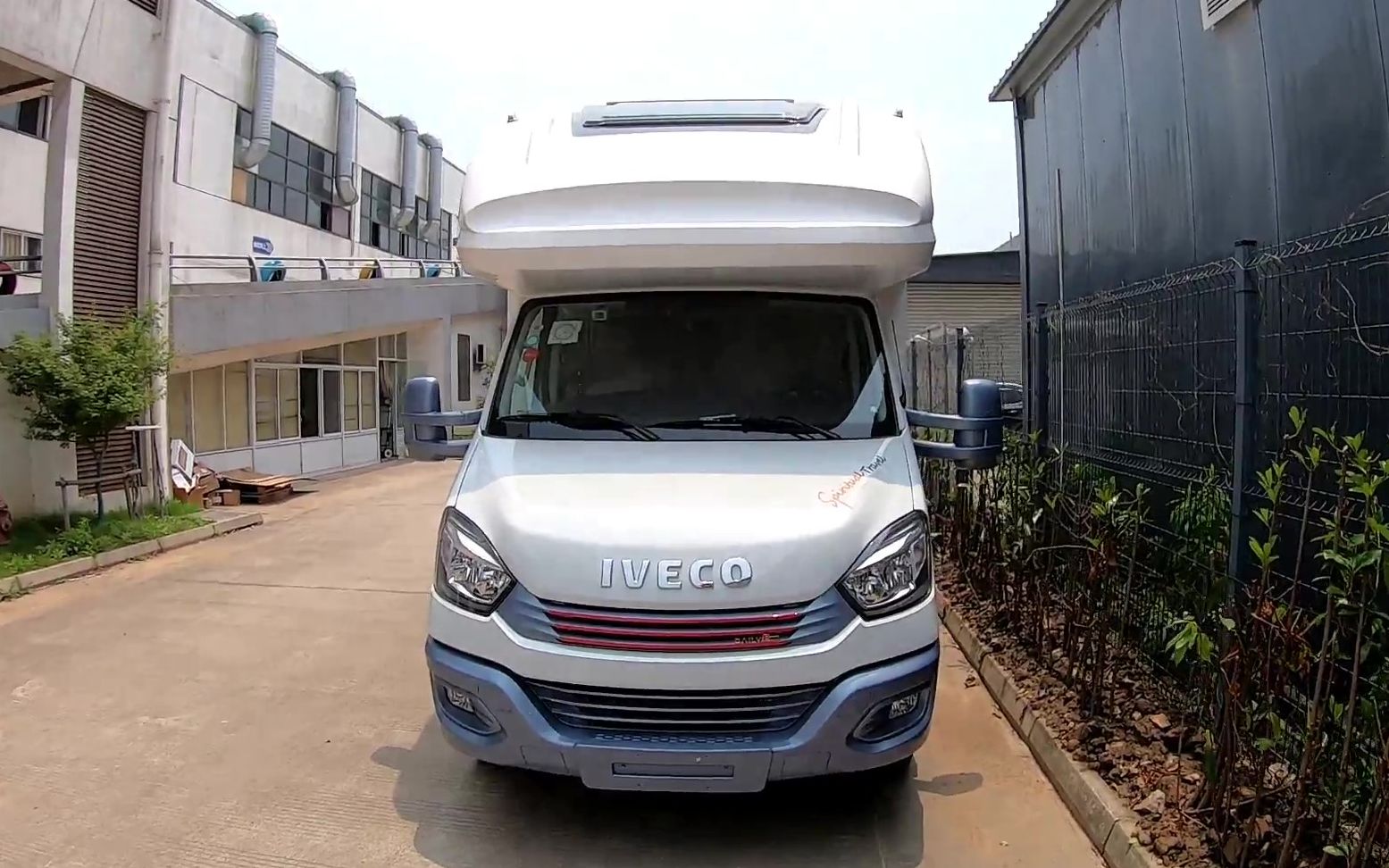 阿挺第一次见旌航的豪哥定制版房车,给大家拍拍借鉴借鉴觉得如何_哔哩