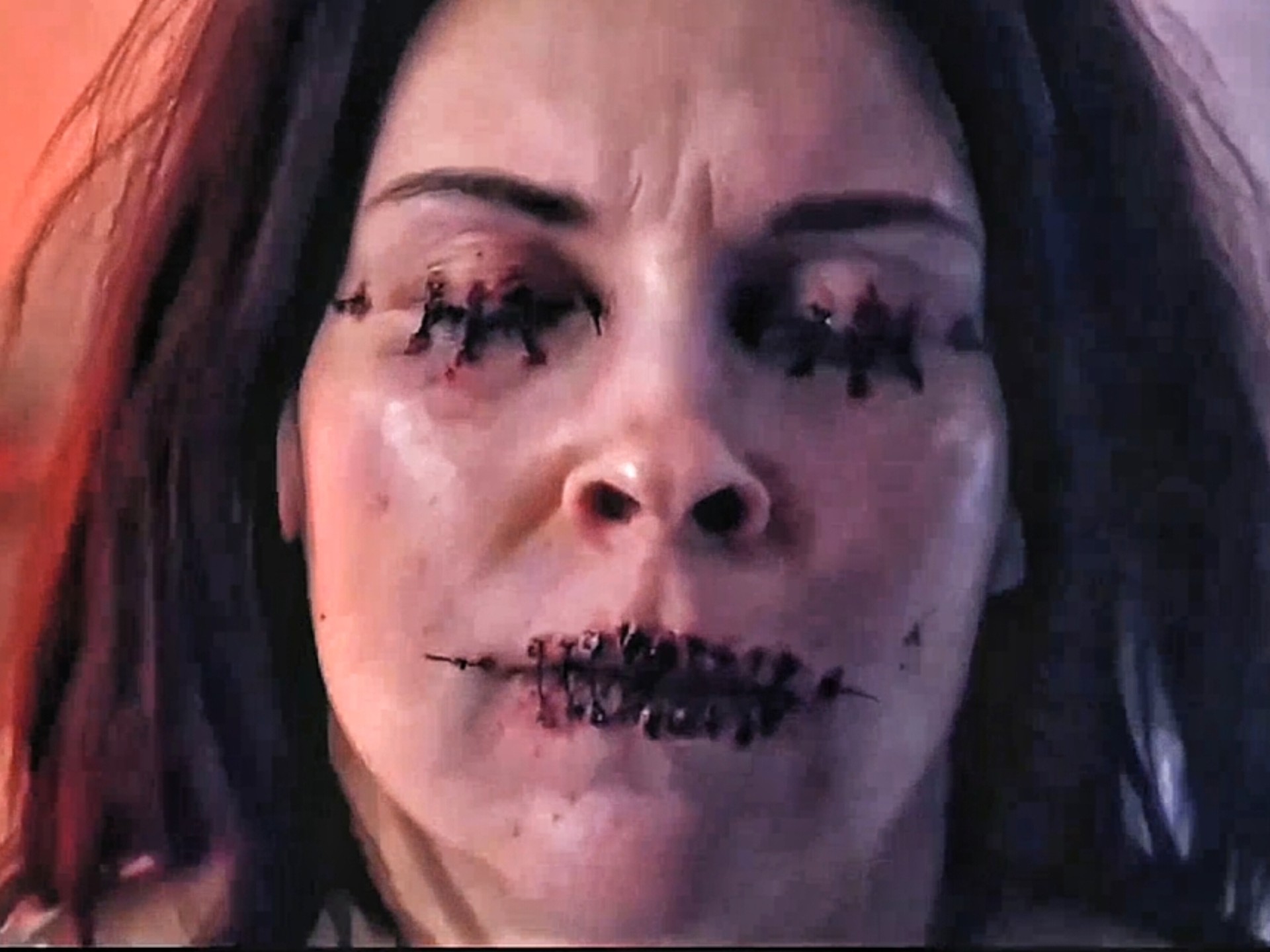 女人刚一起床发现眼睛跟嘴被牢牢缝死 下一秒