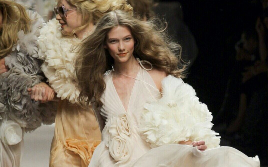 karlie kloss | runway evolution_哔哩哔哩 (゜-゜)つロ 干杯~-bili