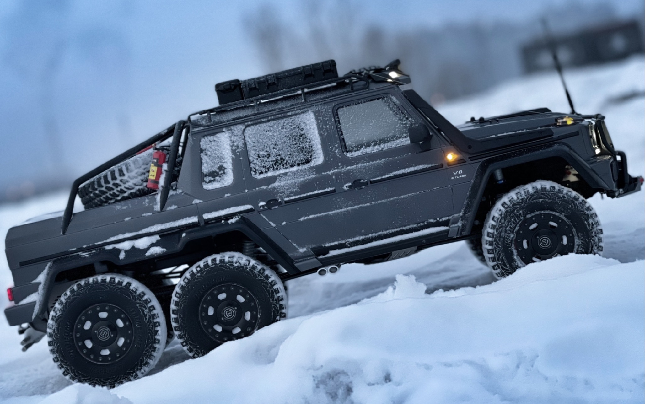 traxxas trx6 奔驰 g63 amg 6x6 雪地穿行