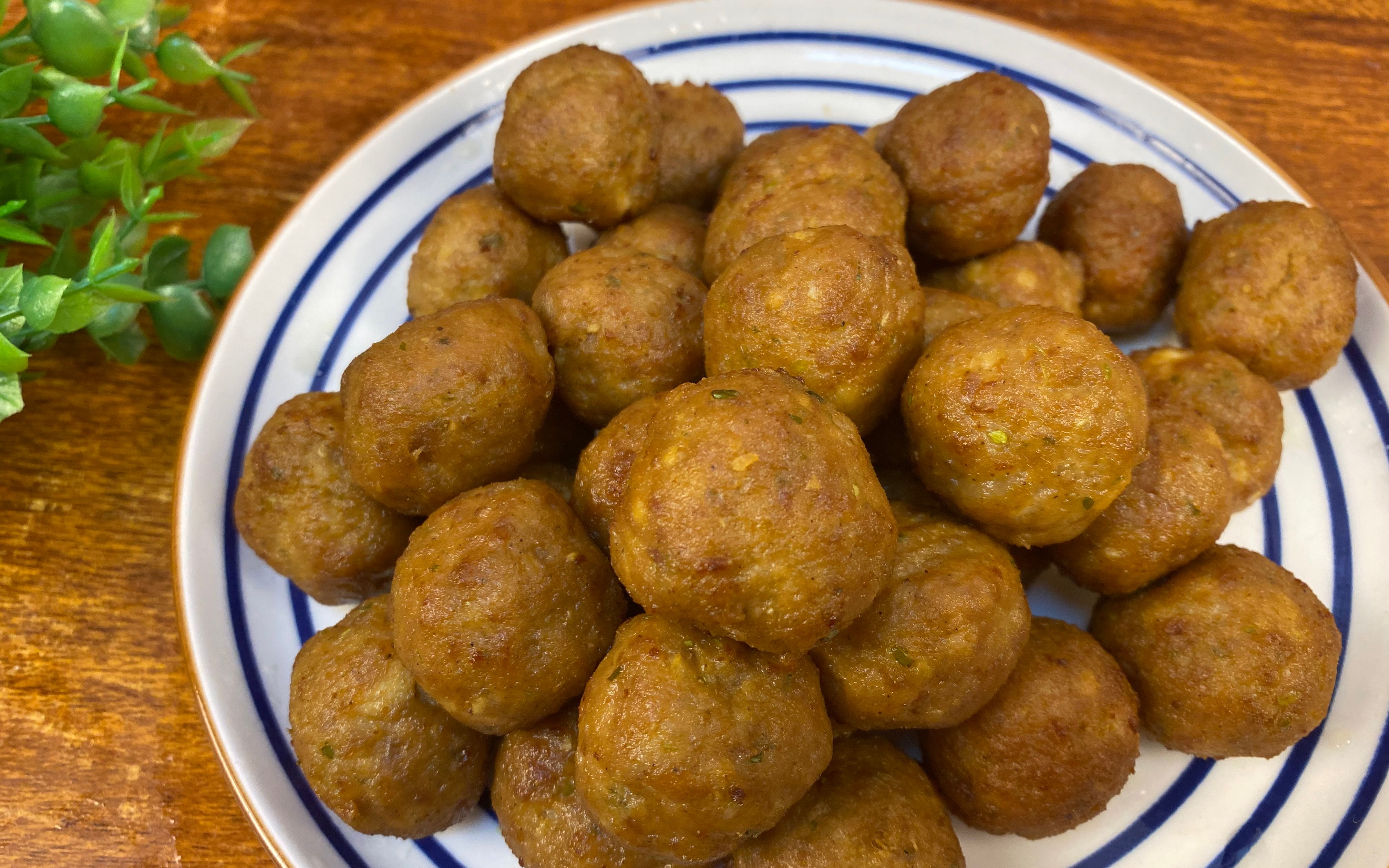 猪肉丸这样炸真好吃外酥里软越嚼越香吃起来过瘾做法超简单