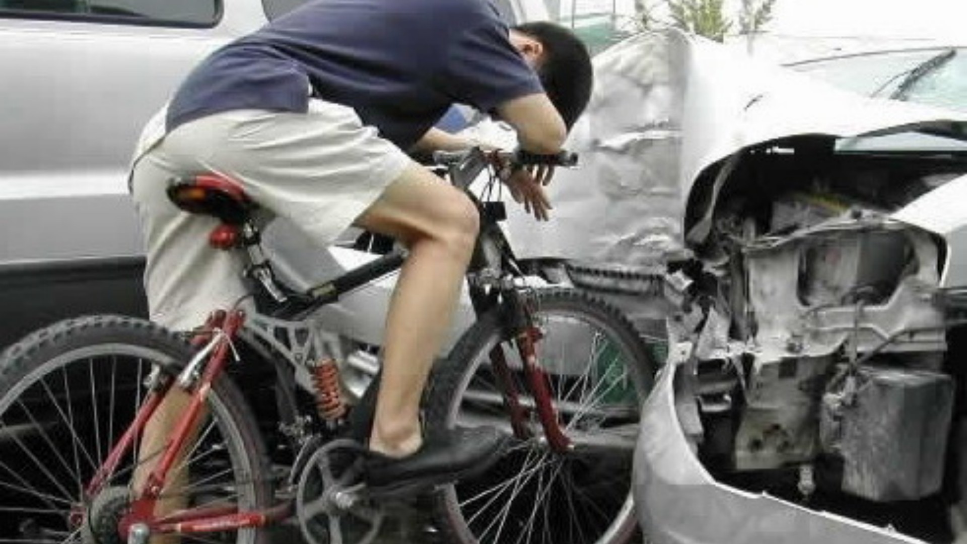 宝马撞坏自行车,车主甩出800了事?自行车主:你车卖了也赔不起