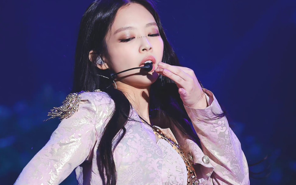 blackpink达拉斯演唱会上,jennie疑似耳返漏电,突然下意识躲闪,随后又