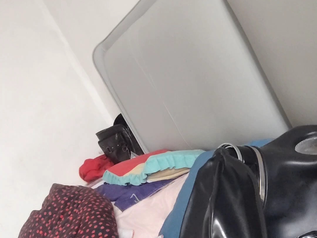 睡觉也要带上防毒面具。怎么感觉空气越来越少了