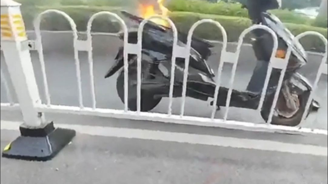 送餐途中,他还顺手灭了个火。