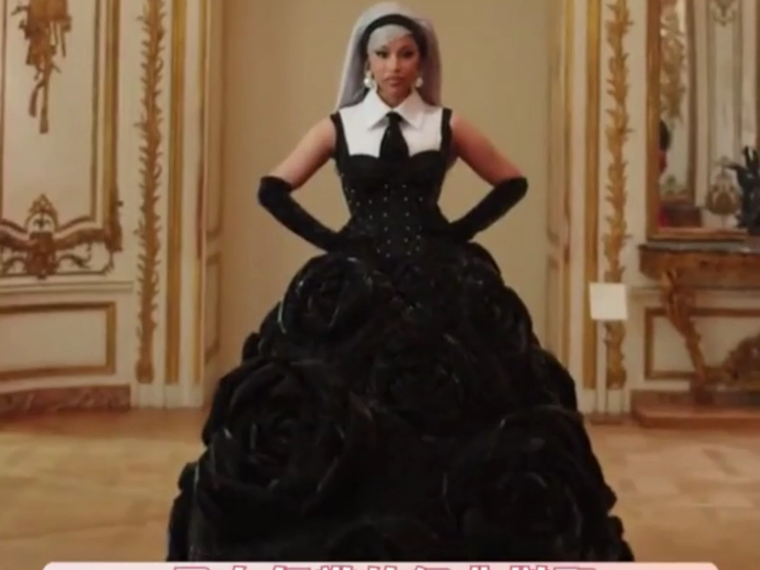 cardib又穿了中国高定礼服,她曾登上过深圳卫视.