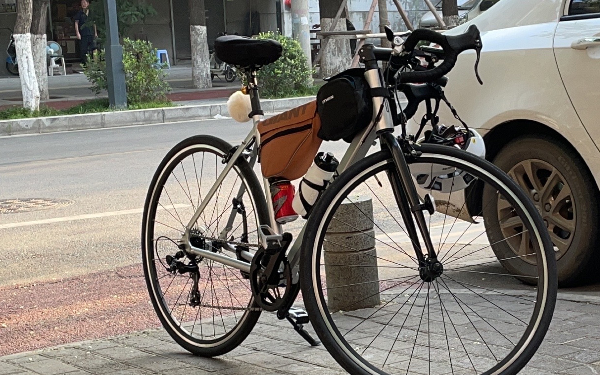 [图]太阳出来我爬山坡 爬到山顶我想骂导航