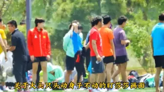 Download Video: 【莎头】大头表情的小心思太明显，噘嘴嫌弃领导没眼力劲，怒瞪莎莎看小胖