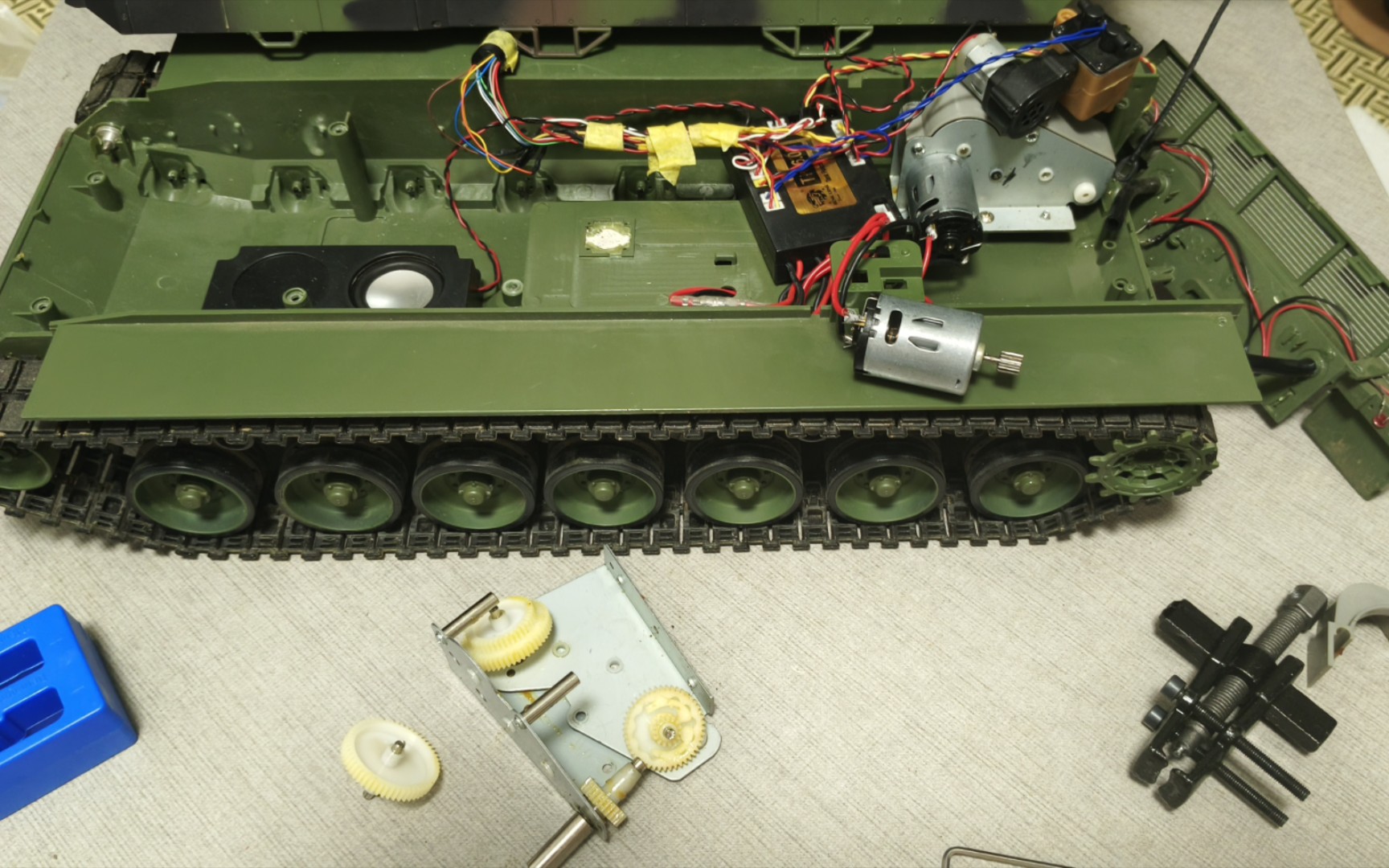 恒龙豹2a6坦克内部波箱拆解,与传动比计算.