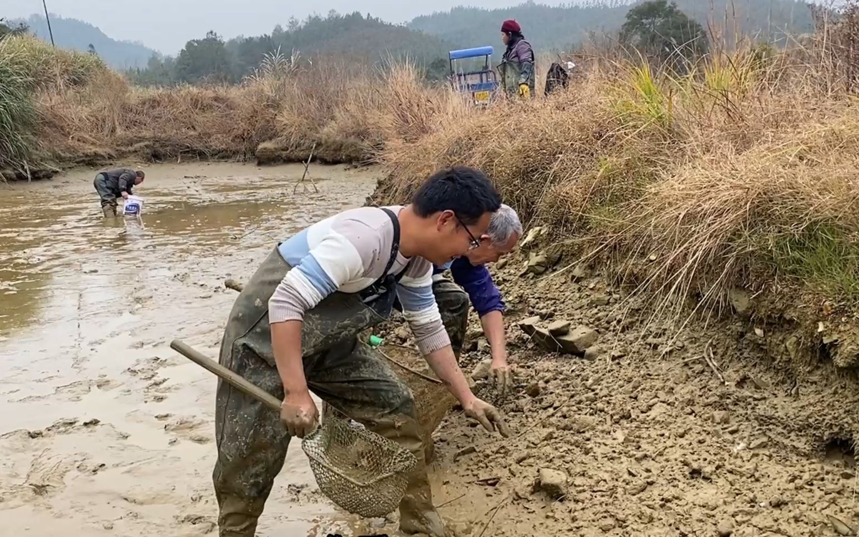 [图]38元包下一口干完的鱼塘捡河蚌，没想到翻到一只值钱土货，赚大了