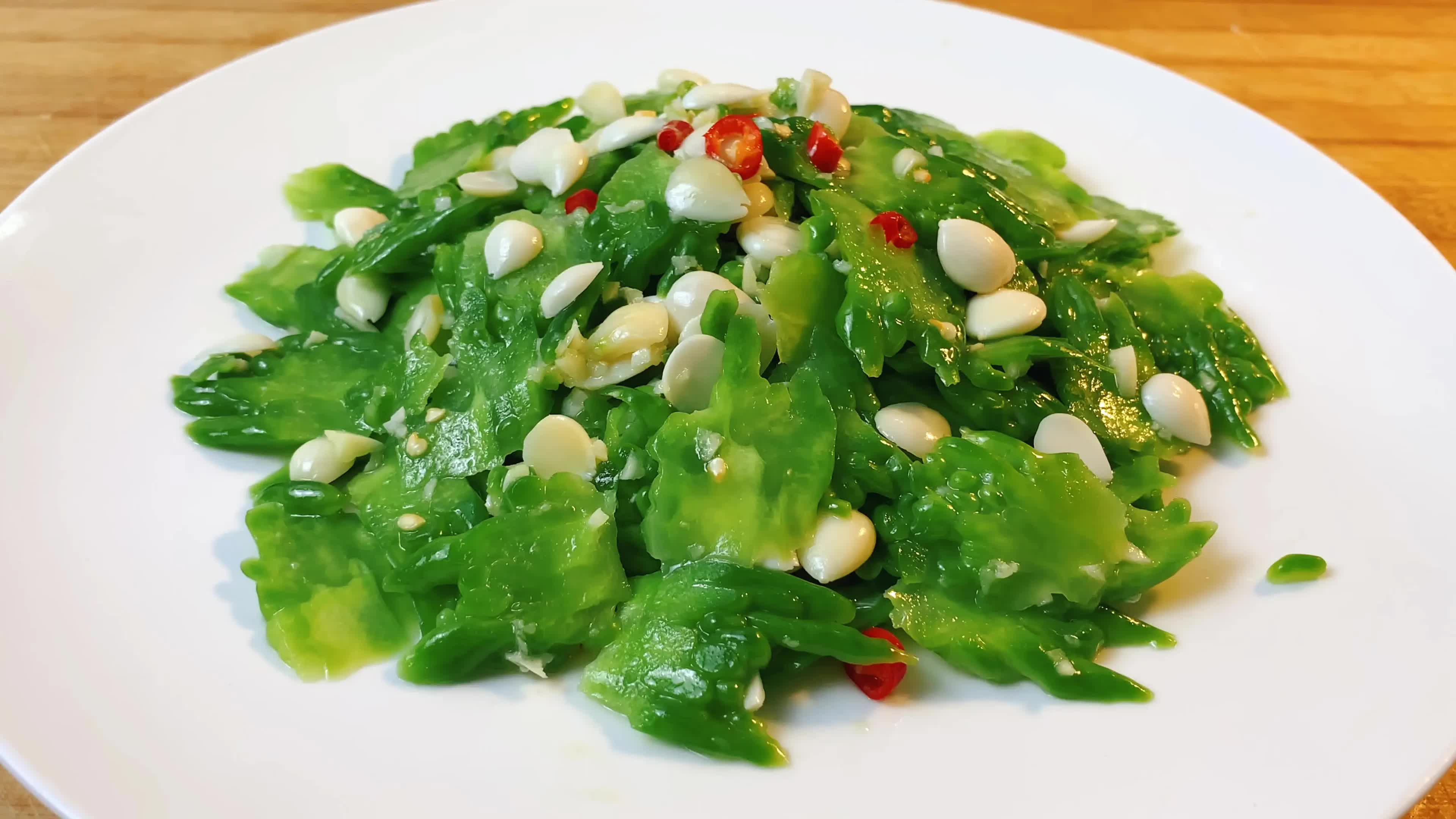 吃了这么多年苦瓜,原来生拌最好吃,碧绿脆爽,苦去甘来,真过瘾