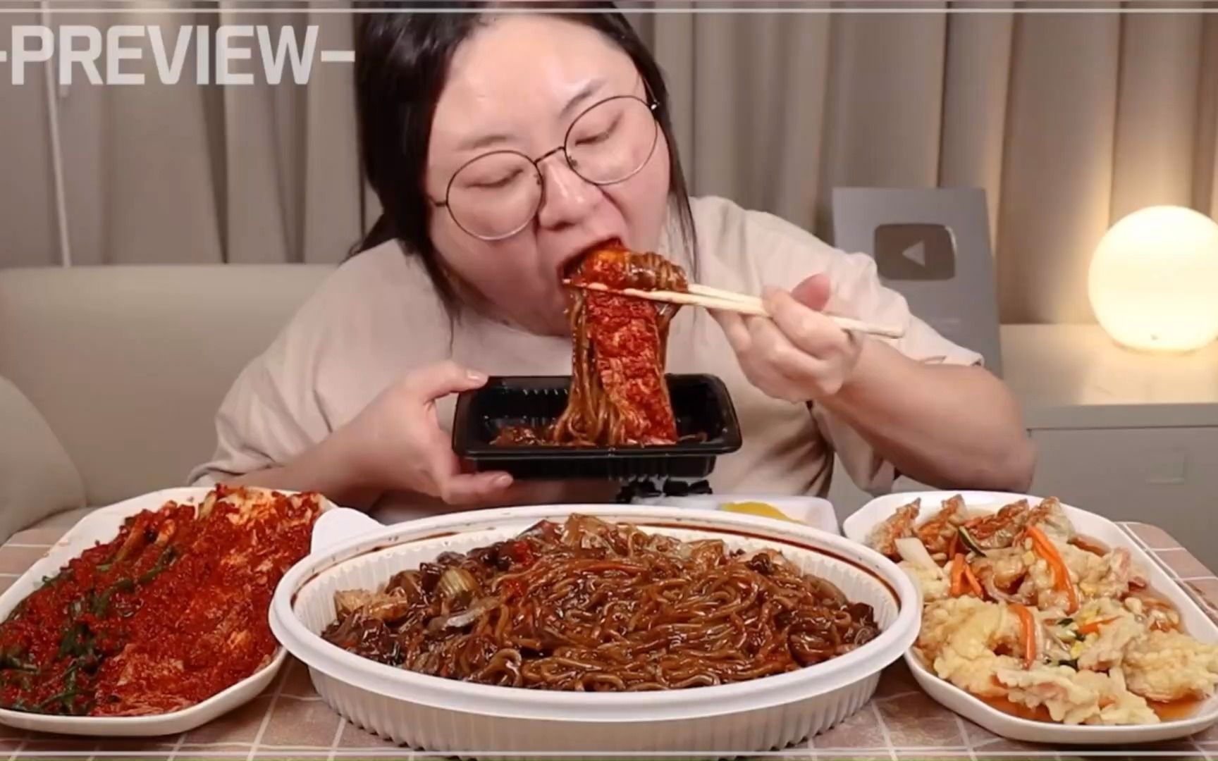 [图]【韩国吃播眼镜妹】辣白菜先干为敬，炸酱面，糖醋肉，太美了！