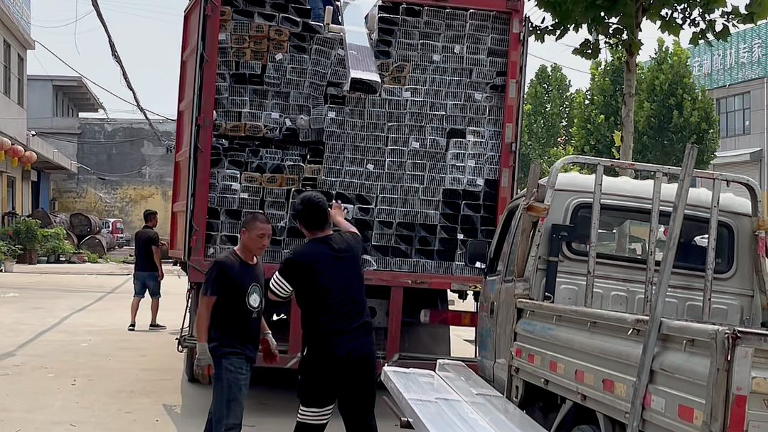 卖铝材的小老板装车洗衣柜铝材 #阳台洗衣柜铝材 #家装五金配件 #橱柜