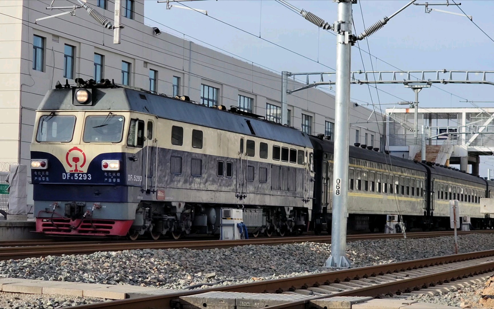 4471次列车在昌平北站缓解发车(本务京局怀段df4c