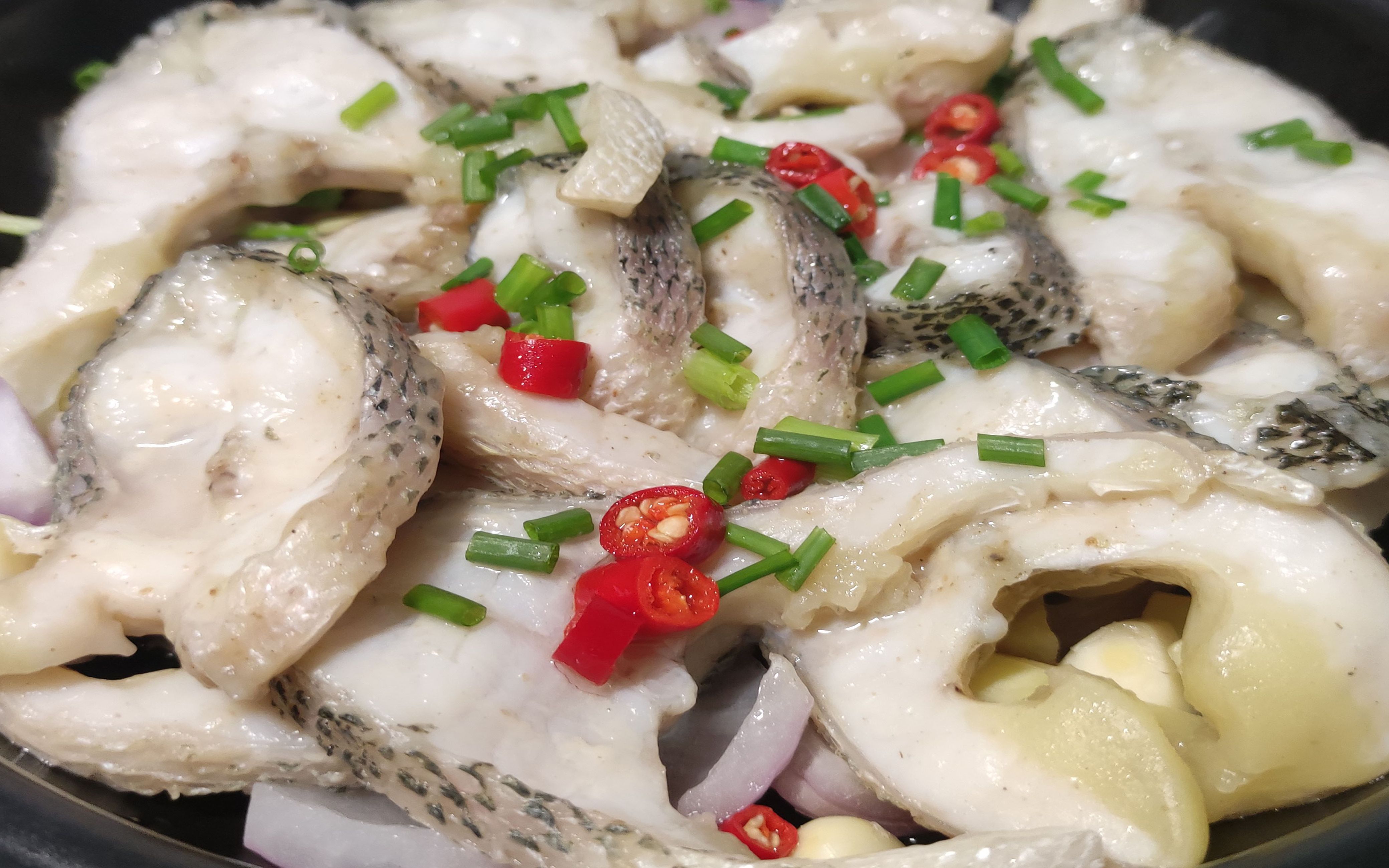 盐焗鲈鱼家常简单做法,不加一滴水,肉质鲜嫩咸香味美简单超好吃