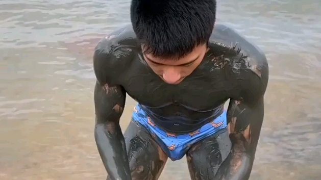 泳装肌肉男浑身涂满淤泥何解