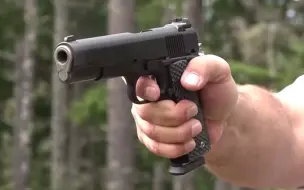 Download Video: M1911手枪户外射击测试，配备加长弹匣，弹容量充足