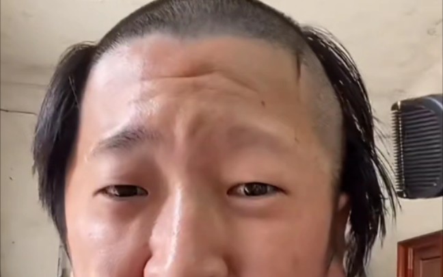 快手fw饭桶成杰剃成阴阳头