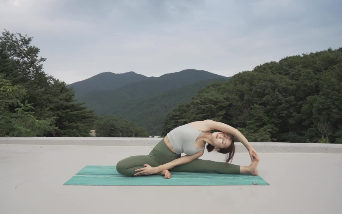 黄雅英在山间做瑜伽,充满了原始的韵味