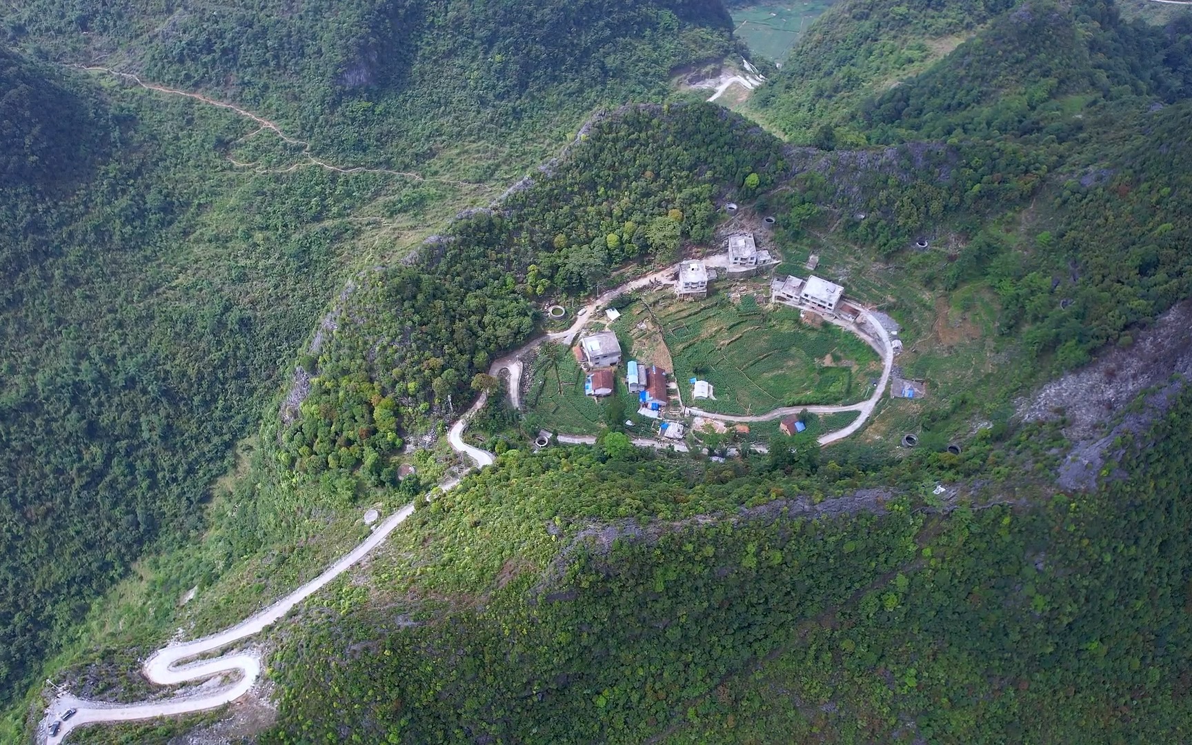 山顶上的天坑村,群峰环抱如世外桃源,几户人过着与世无争的生活