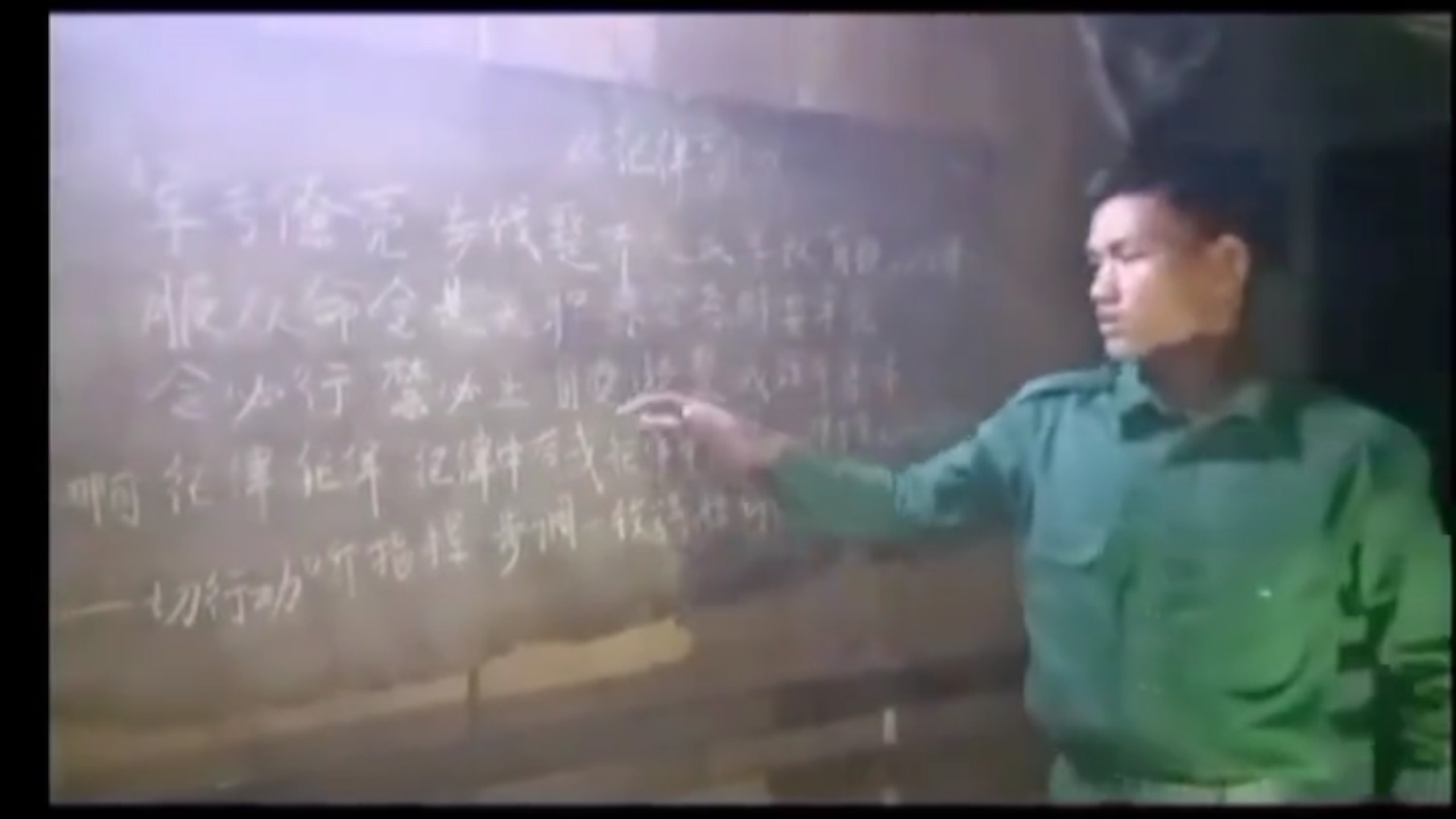 李赛高在佤邦军校教佤族学生们唱佤邦联合军的纪律歌