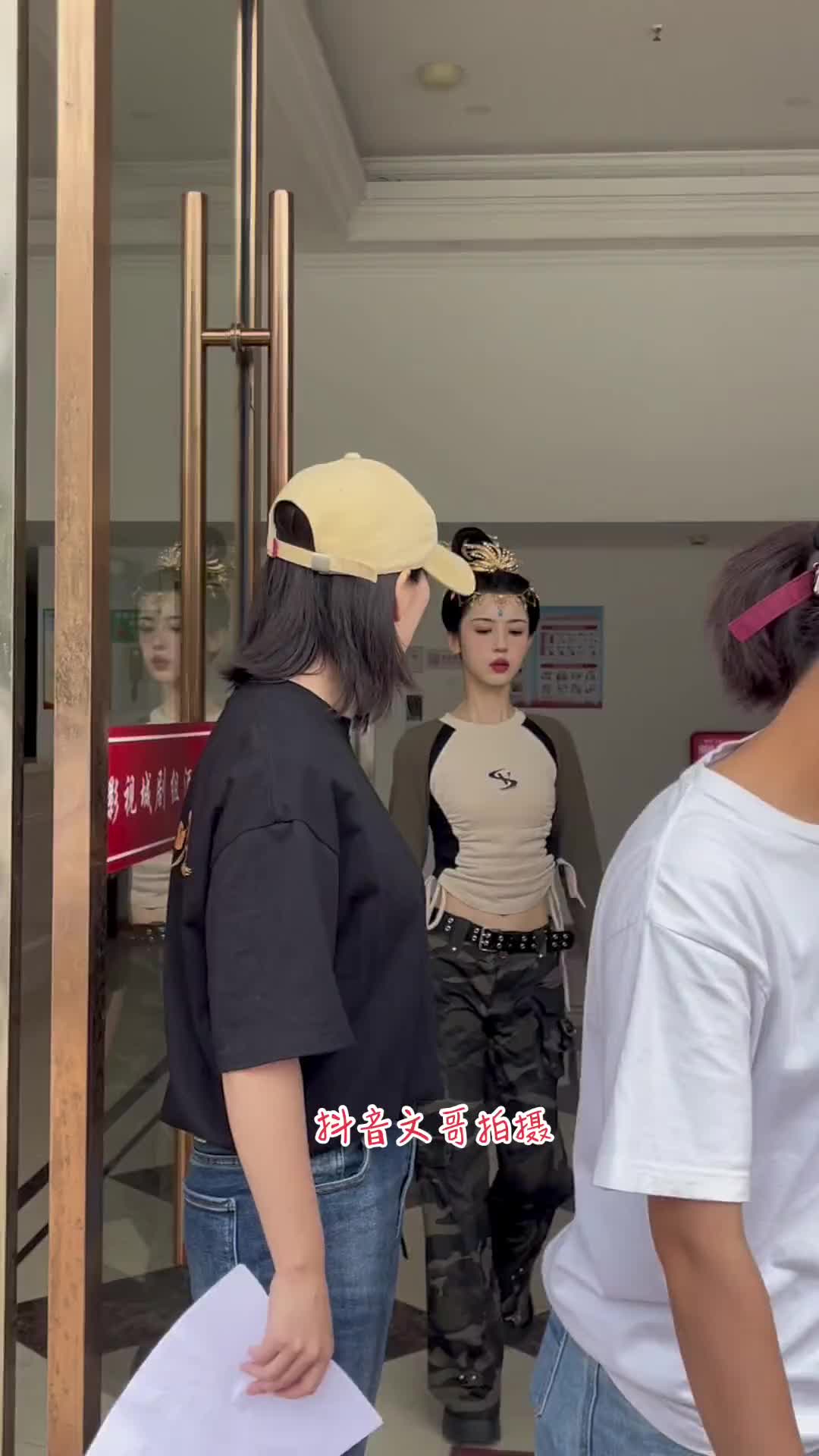 哈妮克孜今日出妆拍戏打扮的太漂亮了吧漠风吟全力以赴的行动派