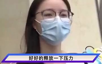 杭州4名年轻女孩KTV叫男模陪酒,给500小费嫌少!被连砸三个酒瓶子!哔哩哔哩bilibili