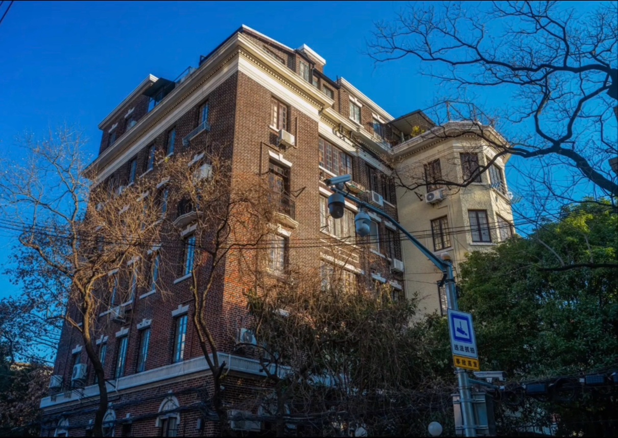 安亭路上的显眼包“金司林公寓”Kinslynn Apartments,砖混结构,1935年建,由著名建筑家李锦沛设计.具有英国乔治时期风格特征.哔哩哔哩bilibili