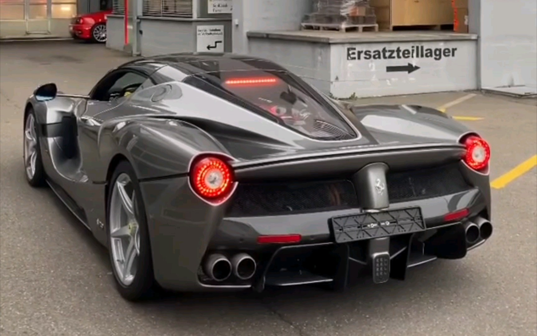 实拍全球仅一辆的水泥灰敞篷法拉利拉法