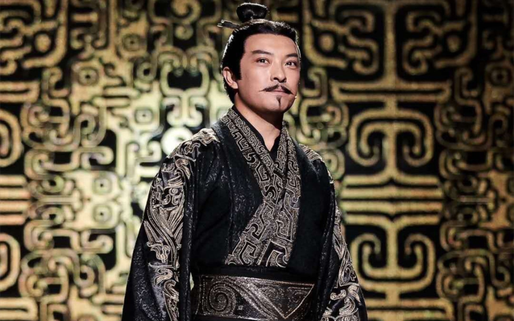 演绎千古一帝秦始皇,举手投足间霸气十足,天花板级别台词