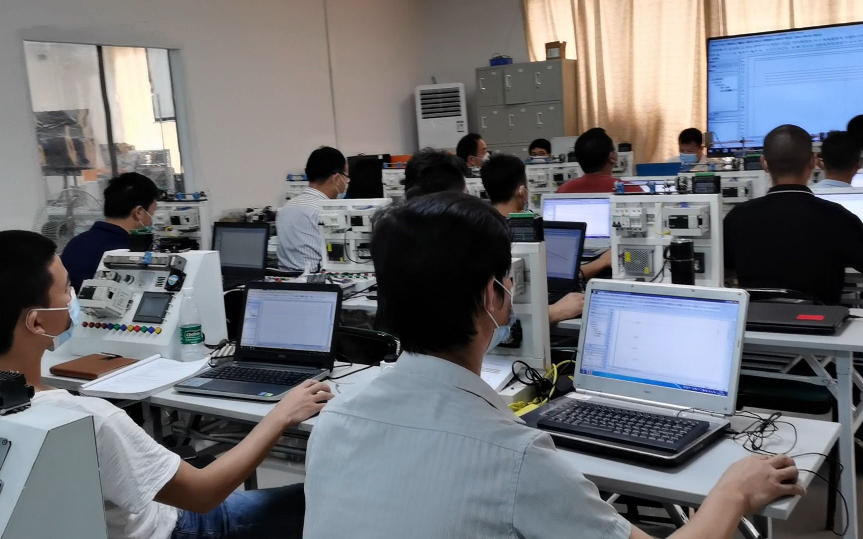 凭良职业培训学校--plc上课啦!